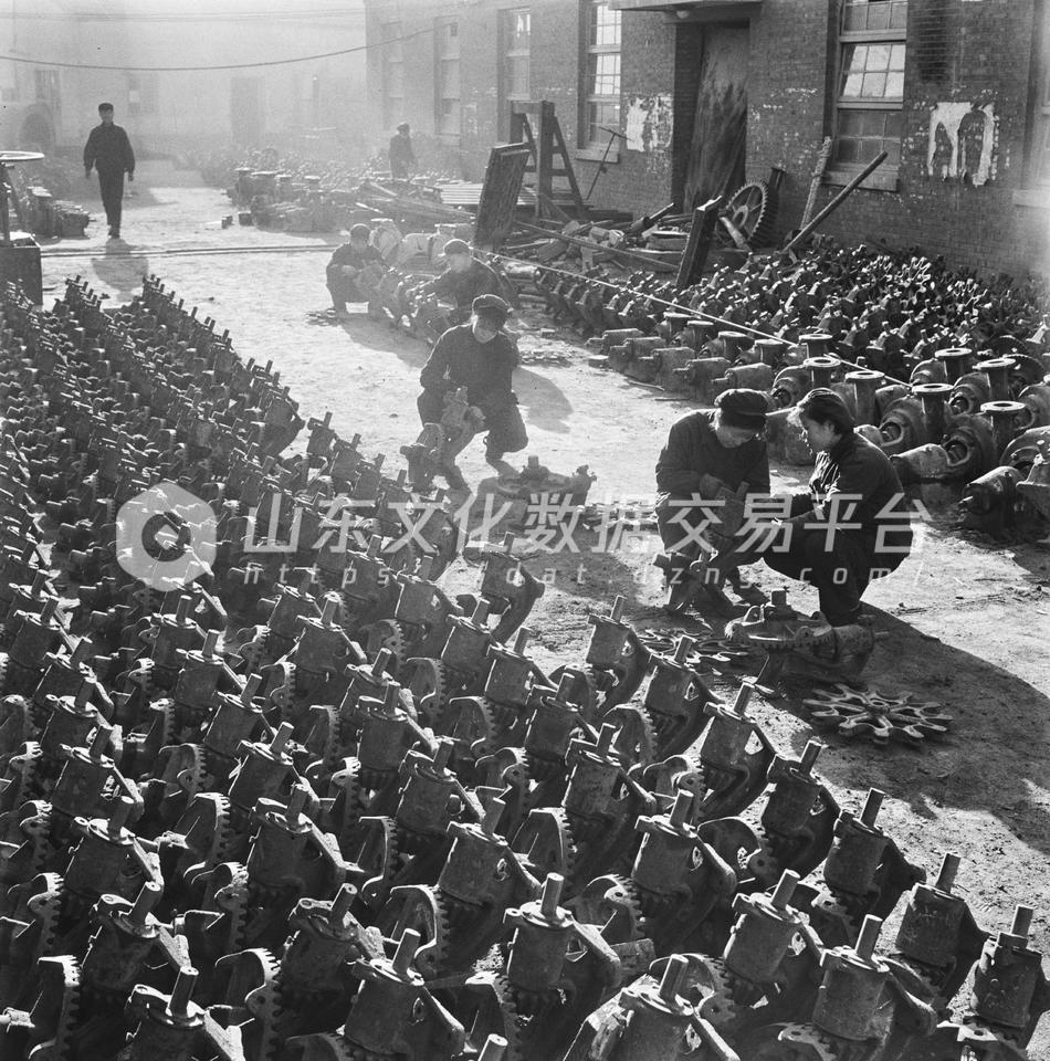 潍坊市新胜农具厂支农生产。