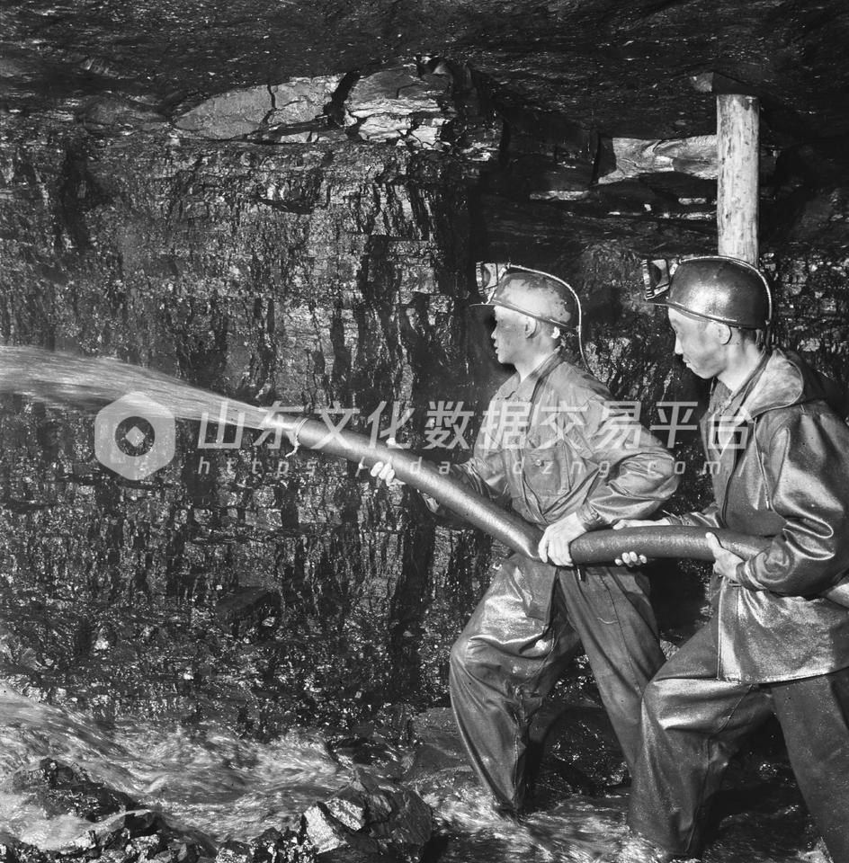 新汶矿务局的井下送煤。