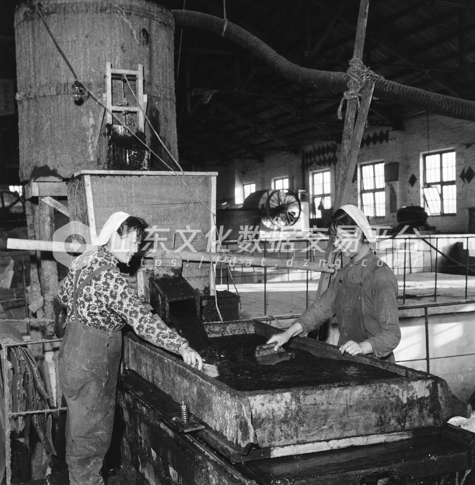 济南木材综合加工厂用纤维浆灌板模。