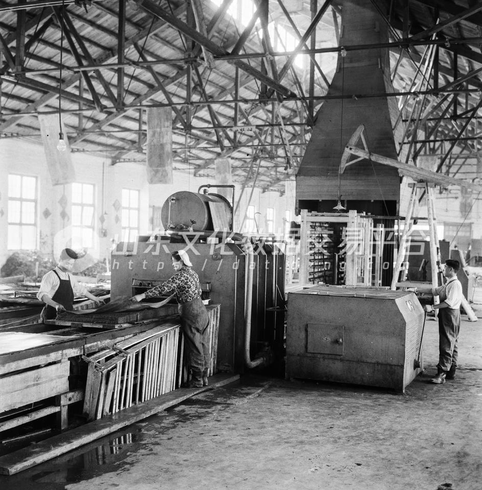 济南木材综合加工厂的热压纤维板。