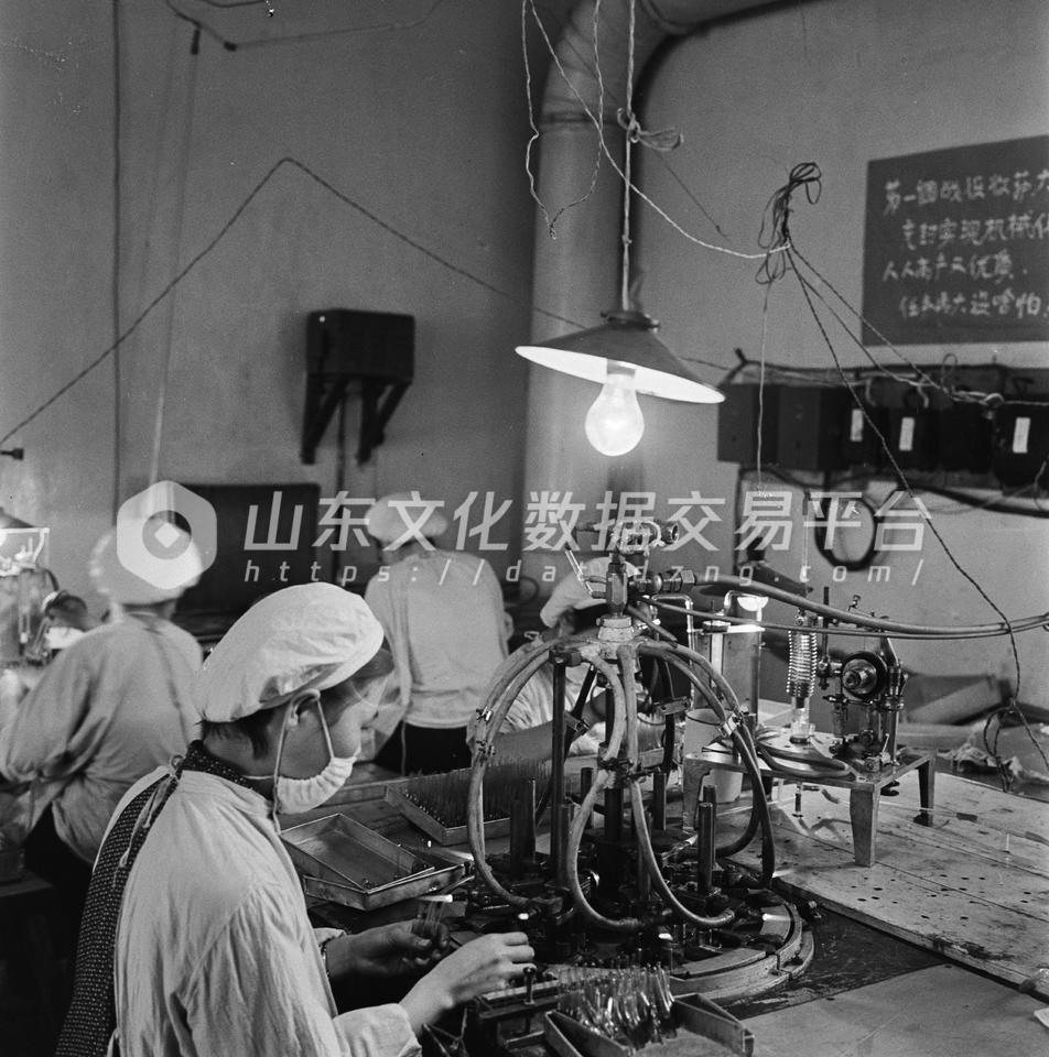 淄博新华制药厂的自动熔封机。