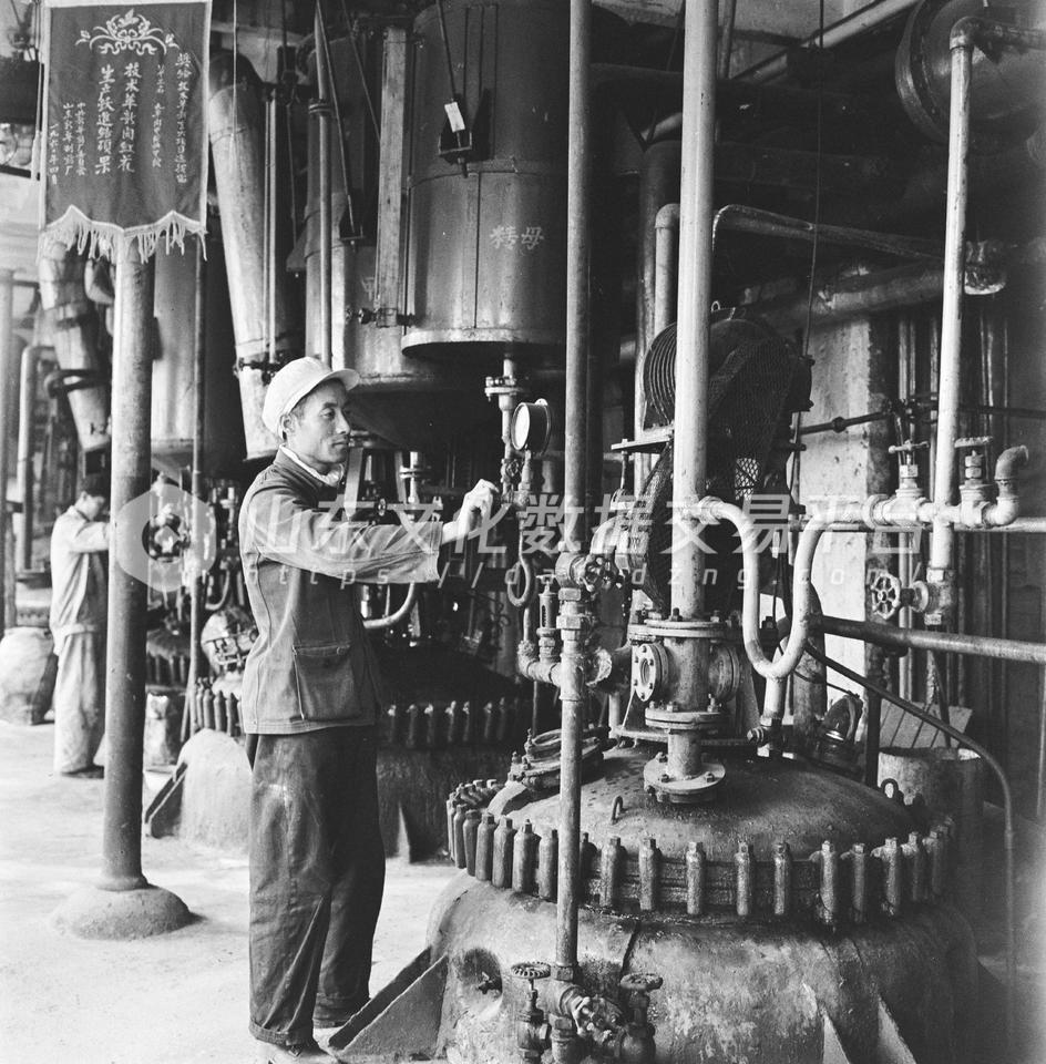 淄博新华制药厂的咖啡因车间。