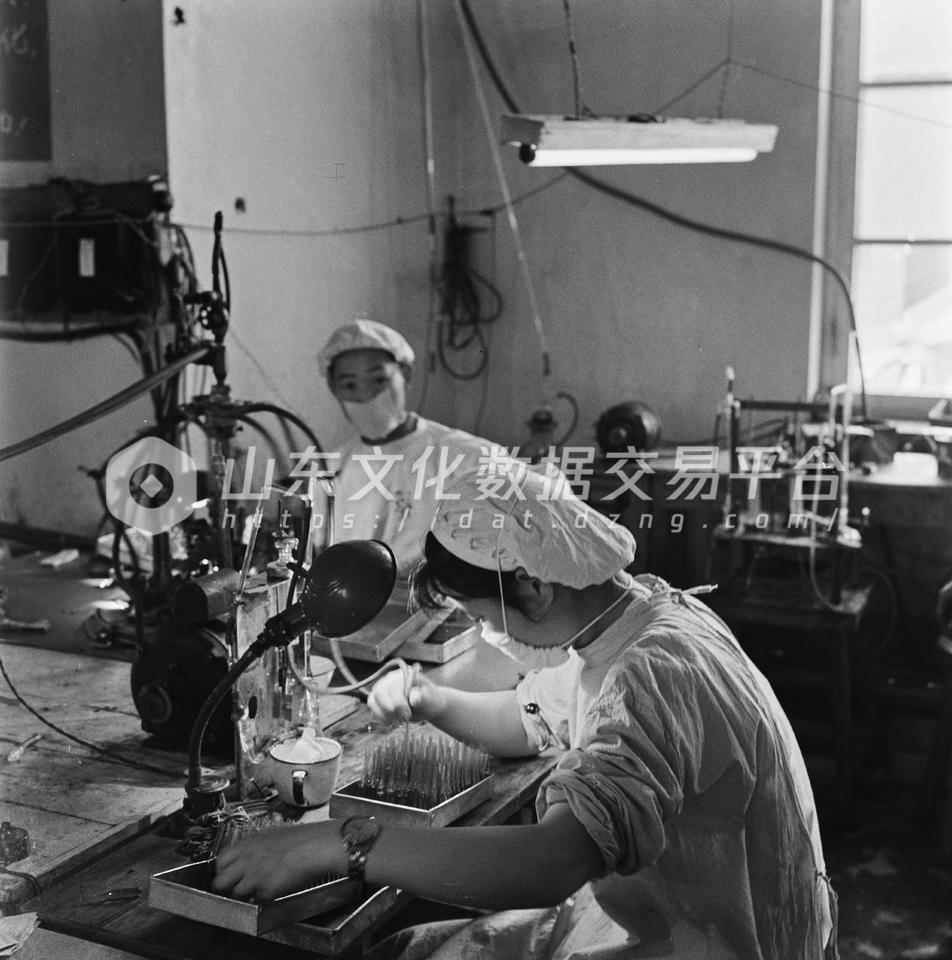 淄博新华制药厂广大工人和技术人员掀起劳动竞赛。