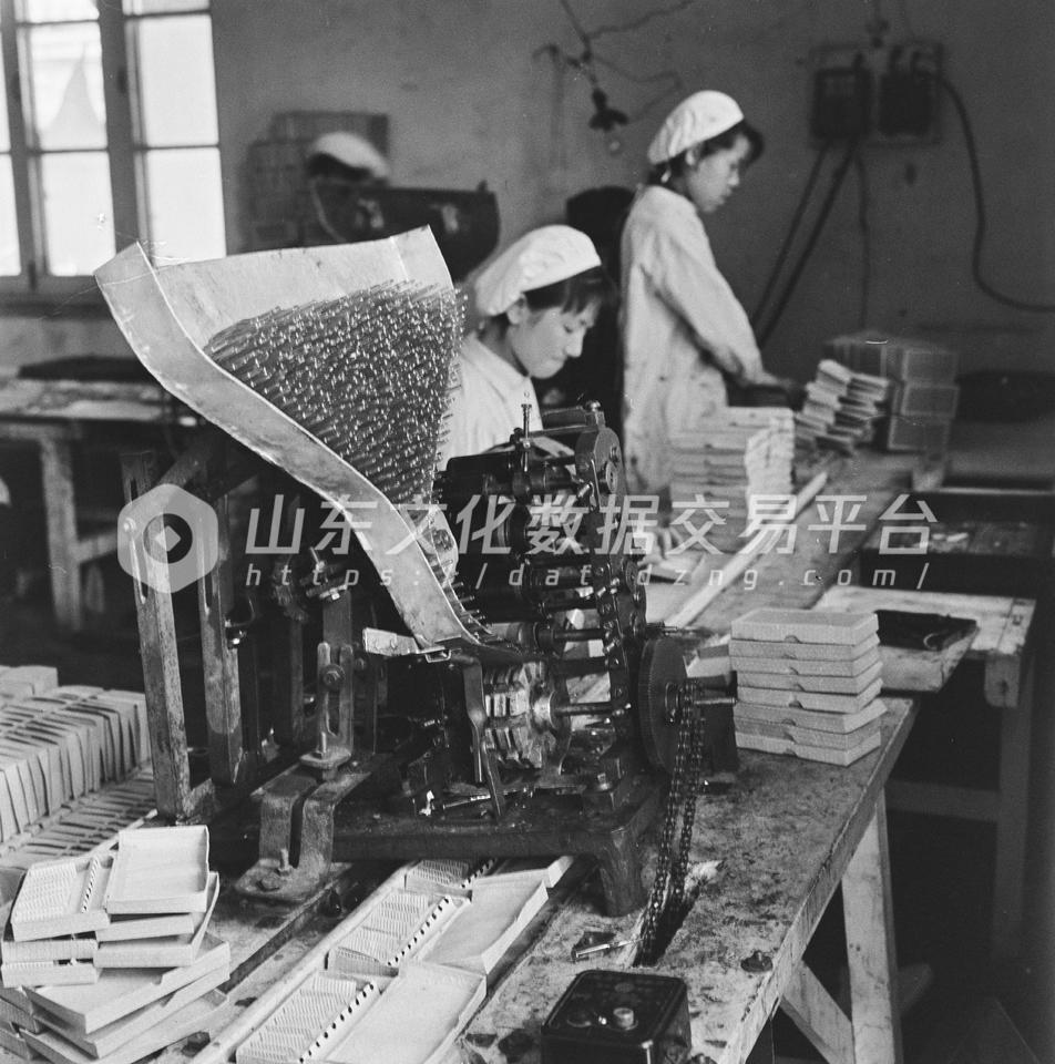 淄博新华制药厂包装车间。