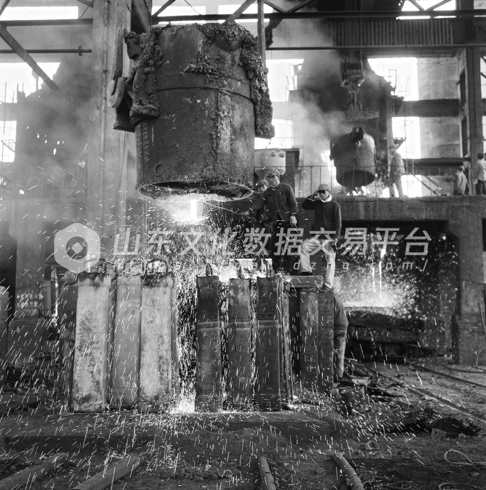 济南钢铁厂炼钢车间。