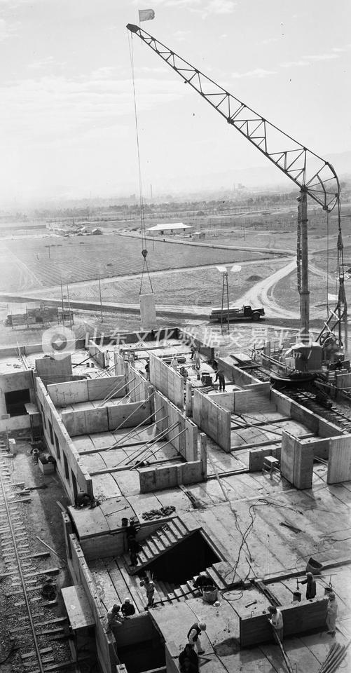 省建筑工程局用活化矿渣建楼房。