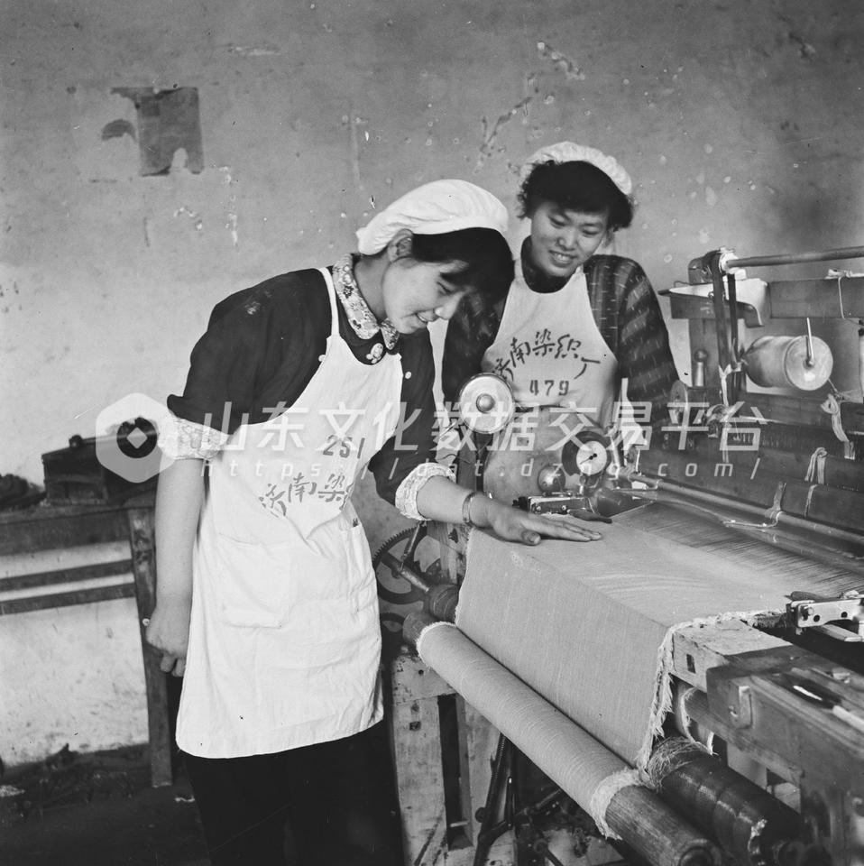 济南染织厂开展劳动竞赛。