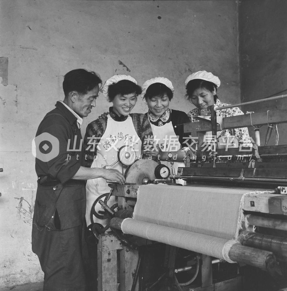 济南染织厂开展劳动竞赛。