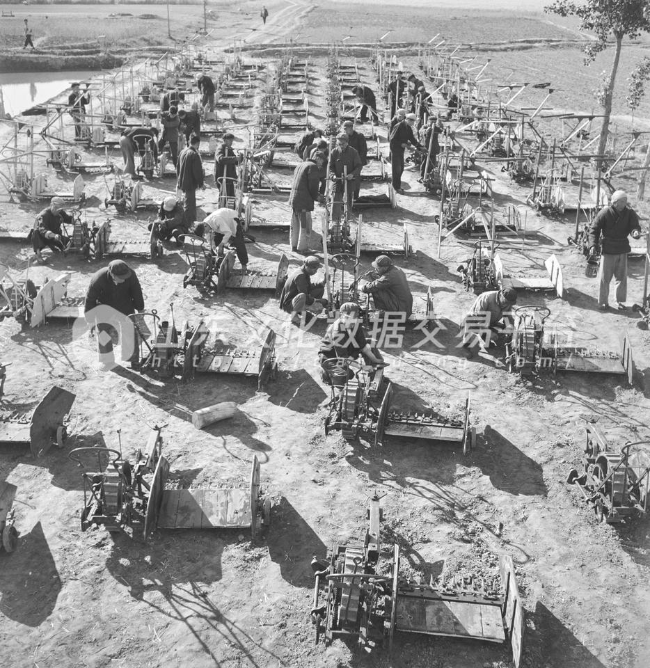 枣庄市社办用土钢土铁生产的“太谷式”收割机。