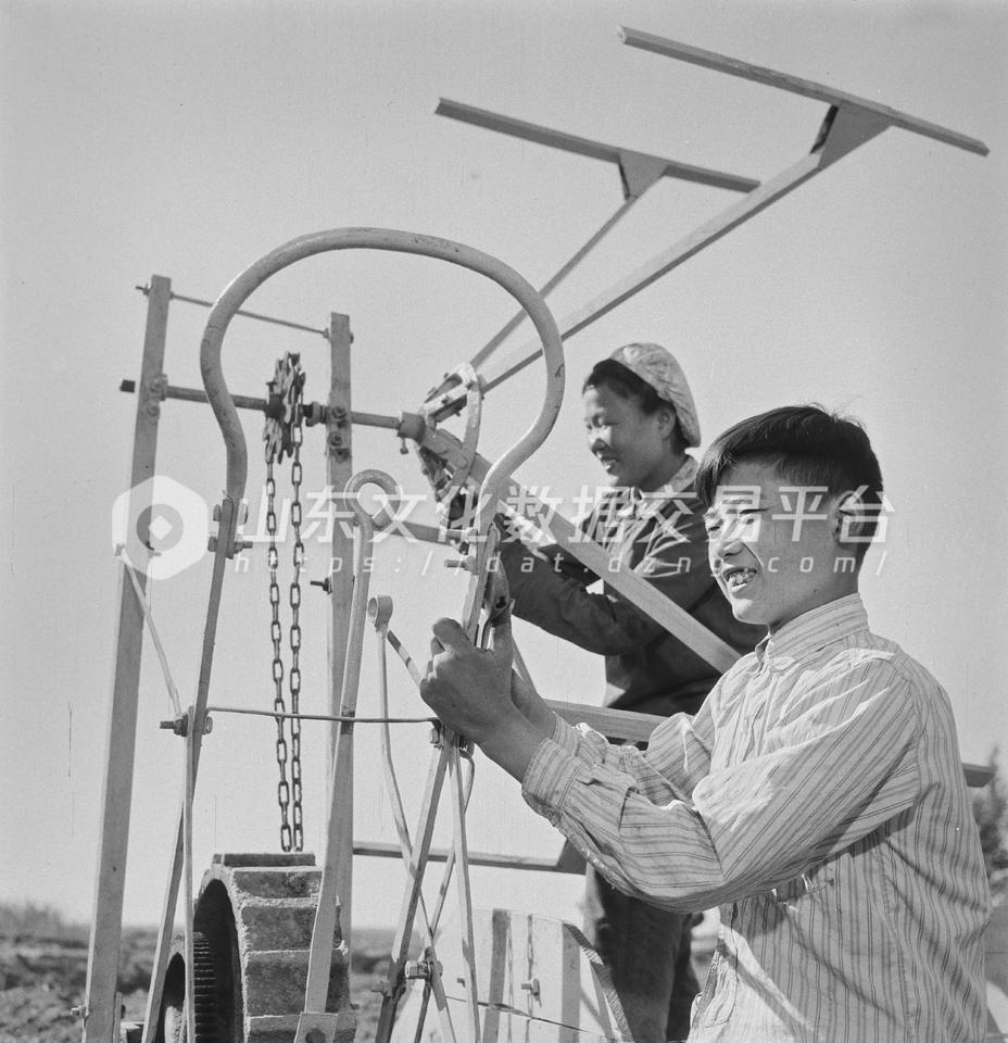 枣庄市社办的新工人经过两年的培训，已成为装配工人。