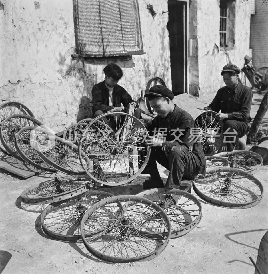 枣庄市社办工业自力更生生产农具之装配车轮。