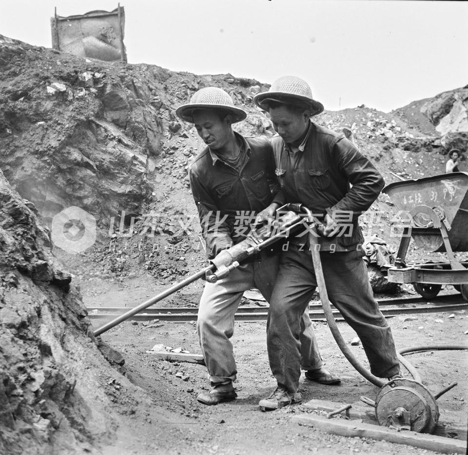 烟台祥山铁矿的风钻工人。