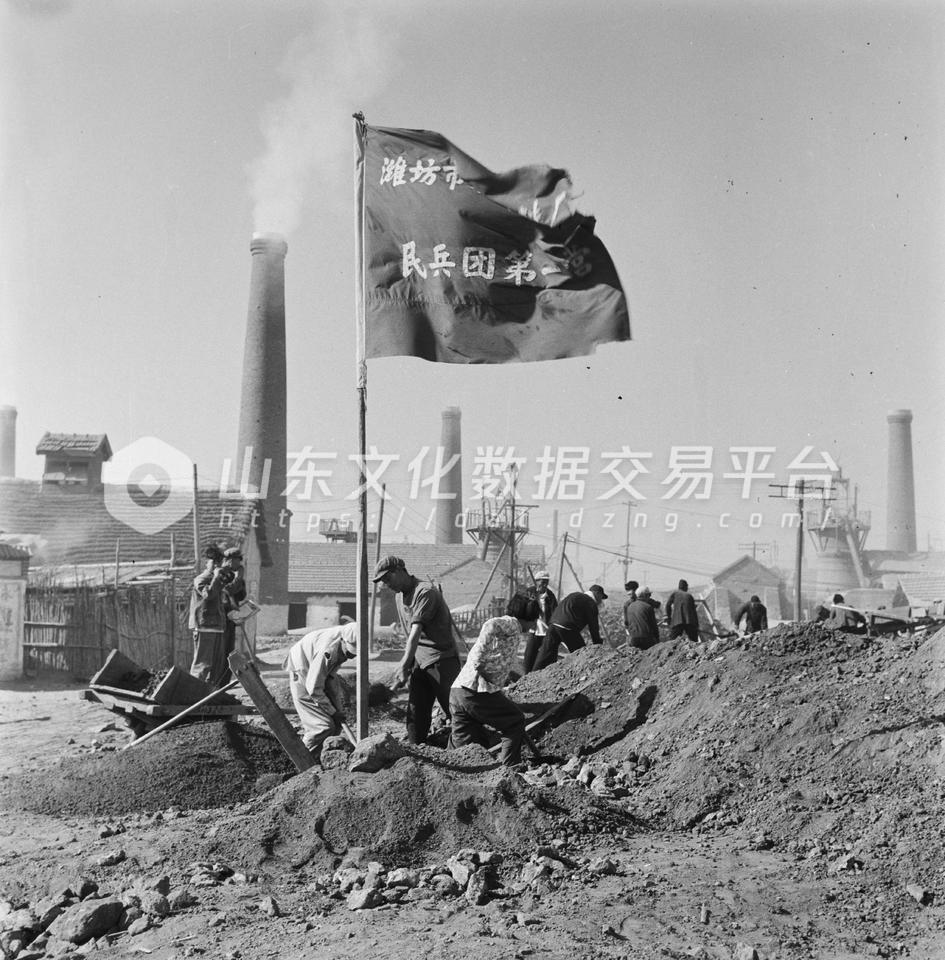 潍坊市钢铁四厂，在技术革新中创造原料加工一条龙生产线。