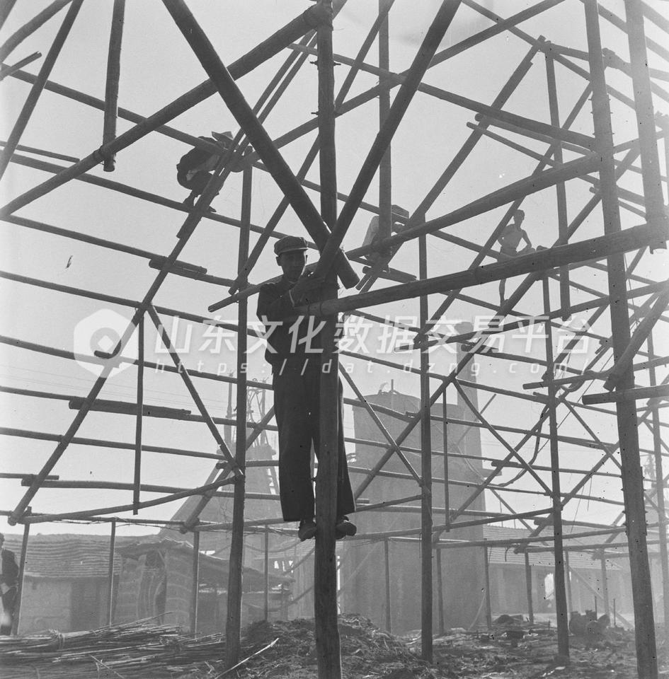 潍坊市钢铁四厂保证安全生产结扎凉棚。