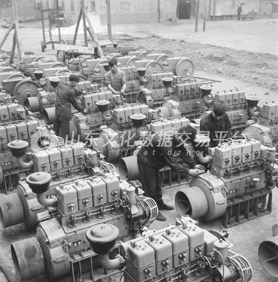 青岛内燃机厂的40马力柴油机。