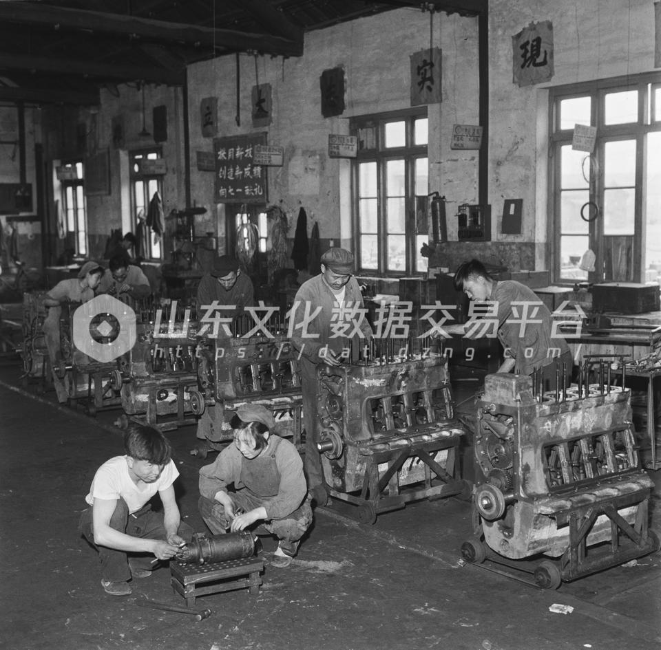 青岛内燃机厂装配车间。