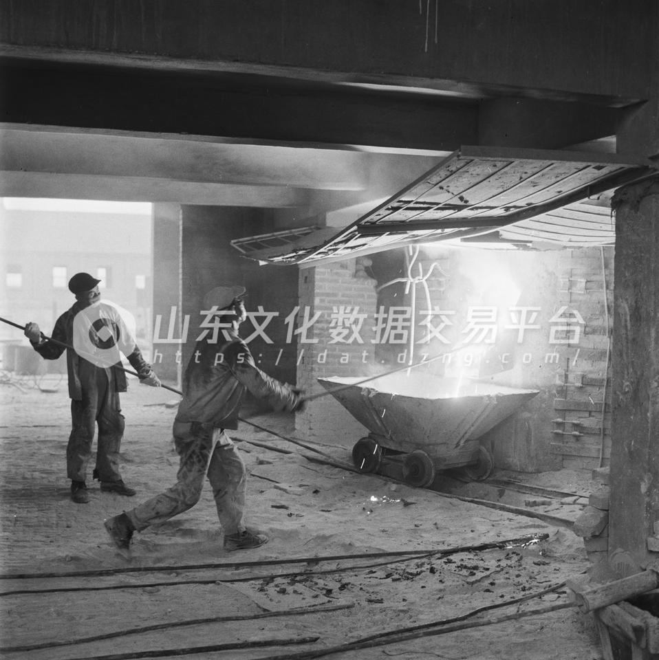 青岛实业化工厂矽铁四号电石炉。