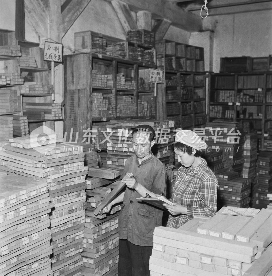 青岛实业化工厂的成品车仓。