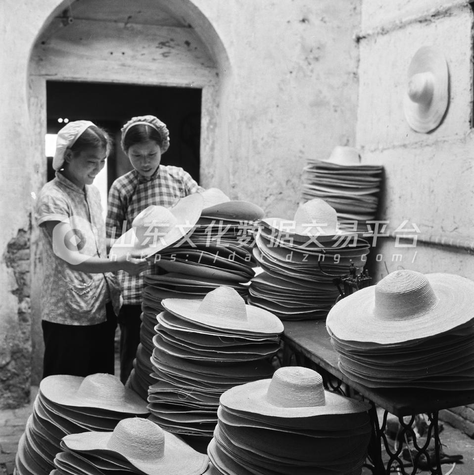 淄博周村区小商品基地的草帽产品。