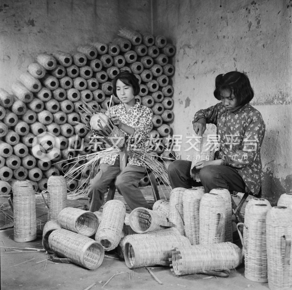 淄博周村小商品基地女工们正在制作竹瓶皮。