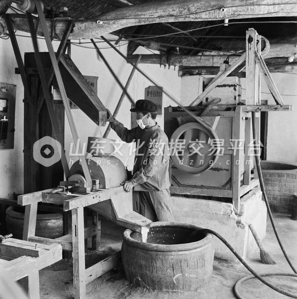 淄博周村区小商品基地正在做豆腐。