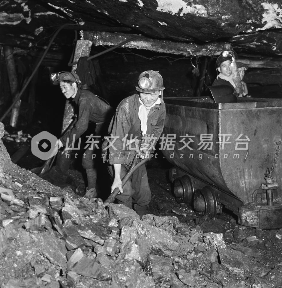 潍坊市坊子煤矿干部工人井下一起劳动。