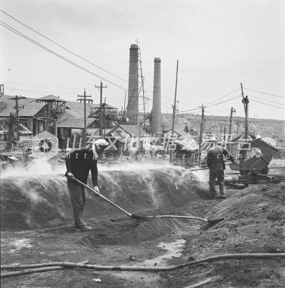 青岛自行车厂工人工作。