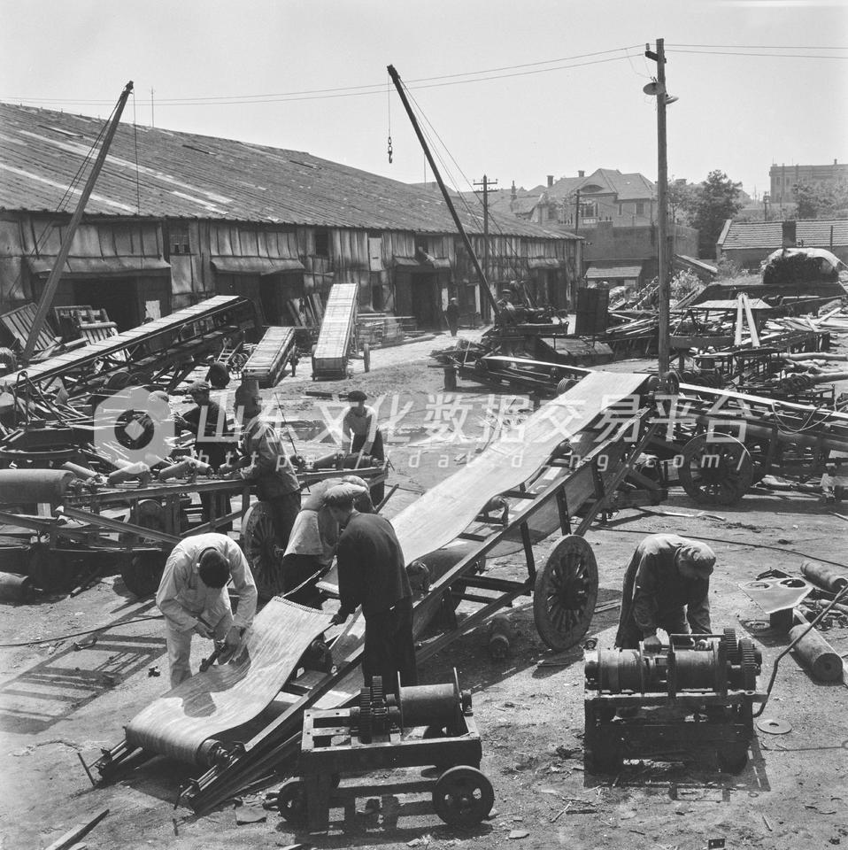 青岛港务局装卸区的机械化。