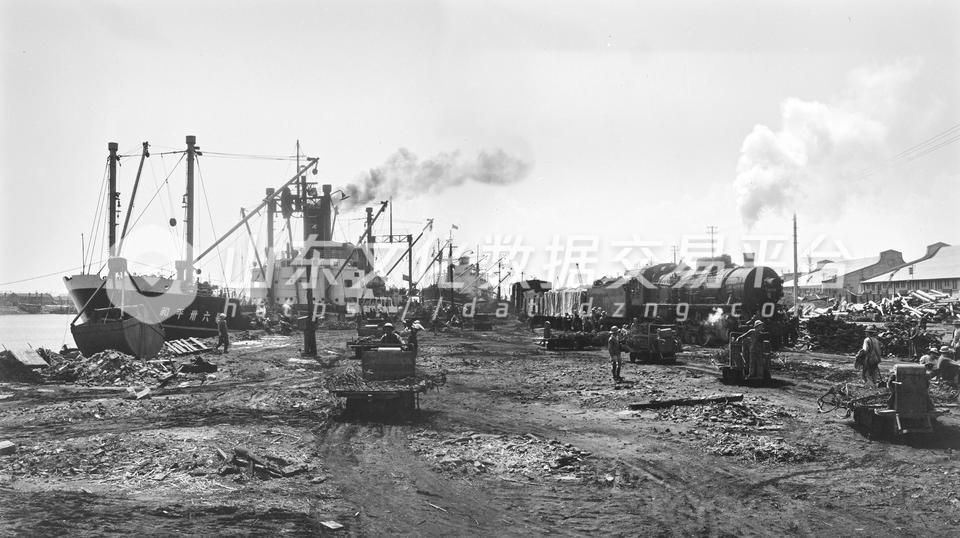 青岛港务局码头装卸一条龙作业。