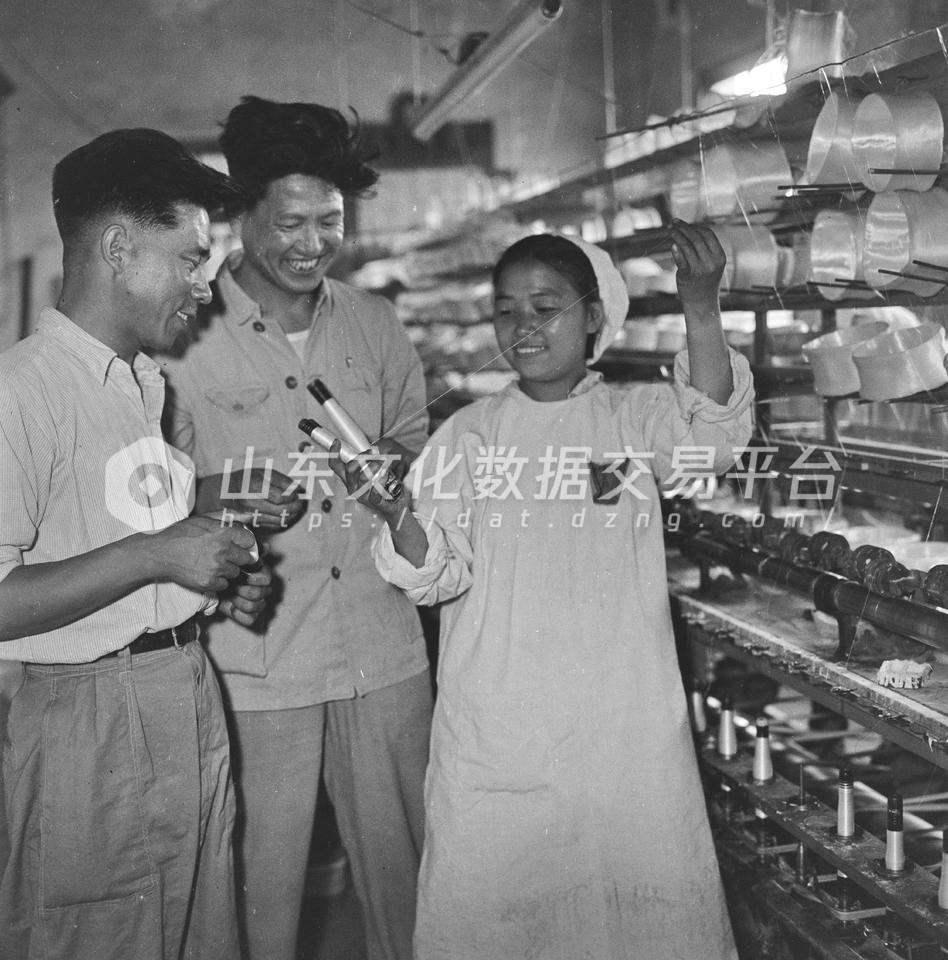 淄博制丝厂领导在纤维车间检查生产。