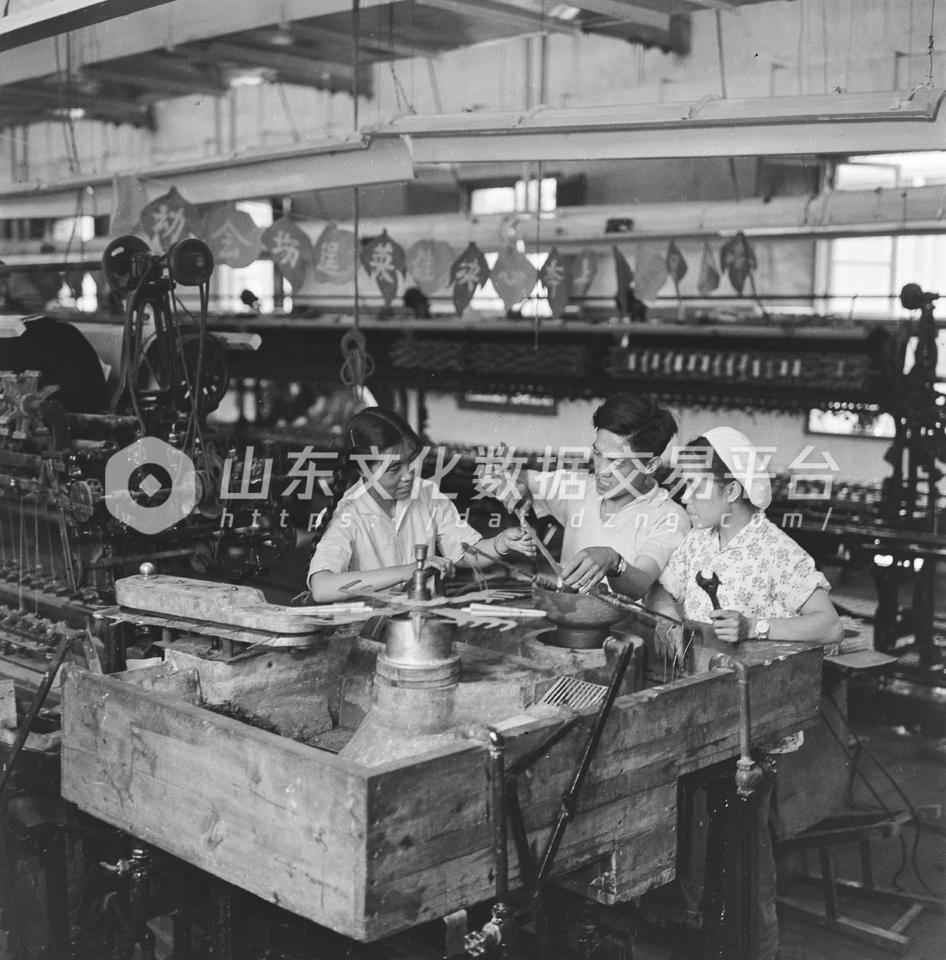 淄博制丝厂车间的革新小组。