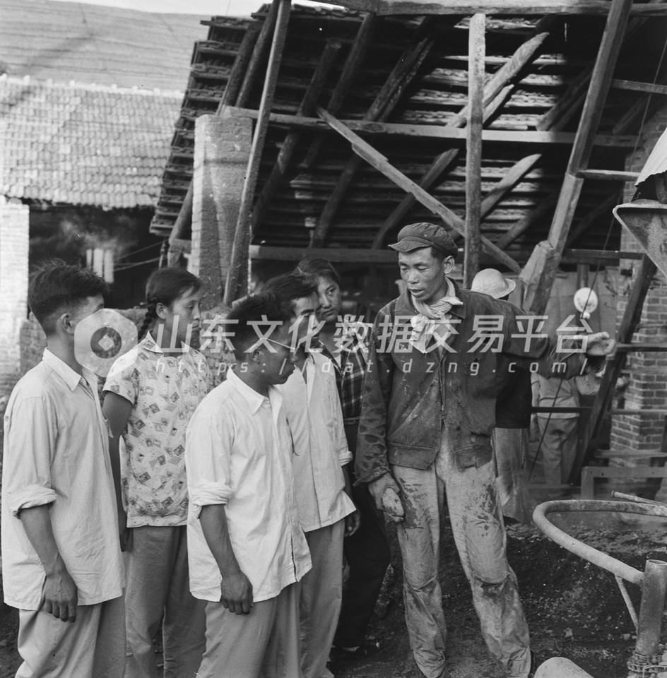 济南印染厂科室技术人员在车间向工人学习。