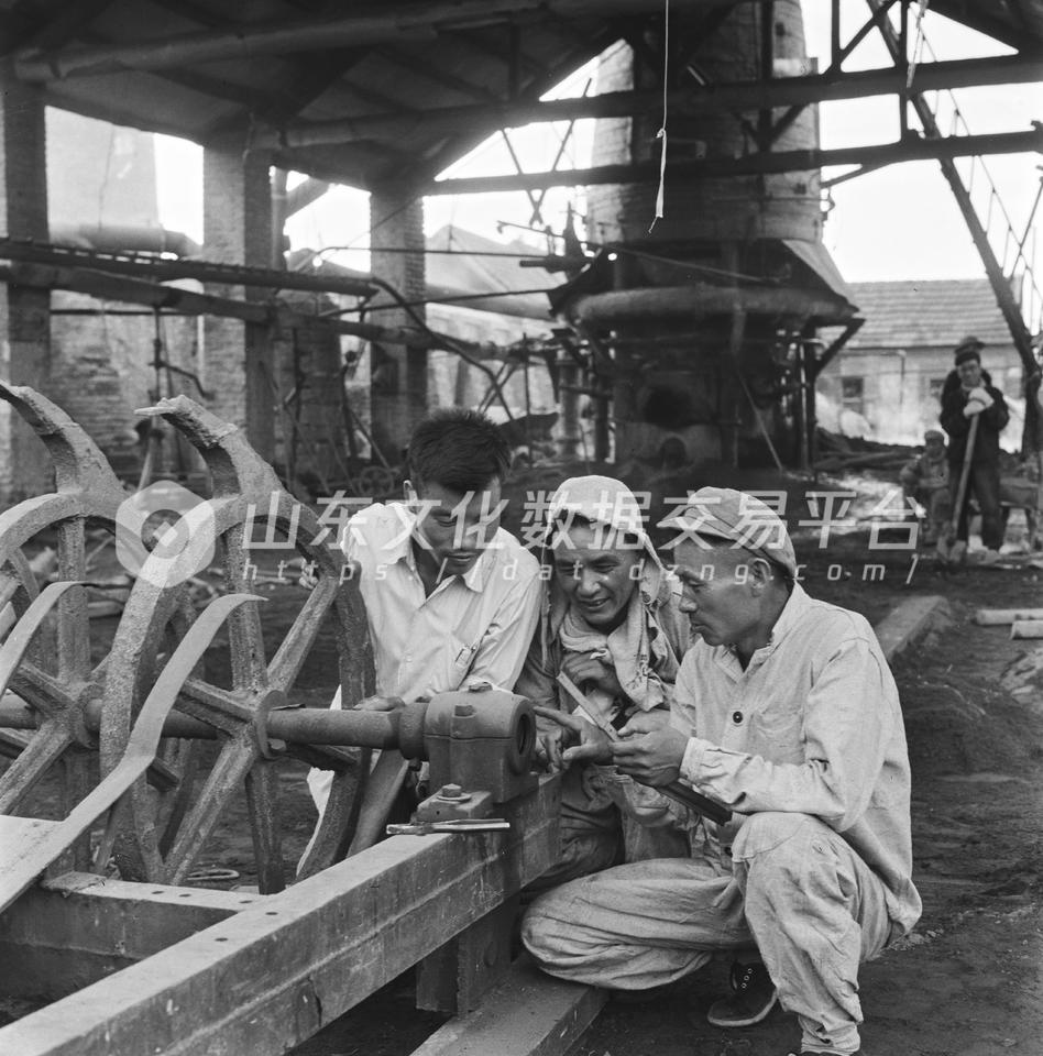 济南印染厂领导干部在生产第一线同工人同吃同劳动