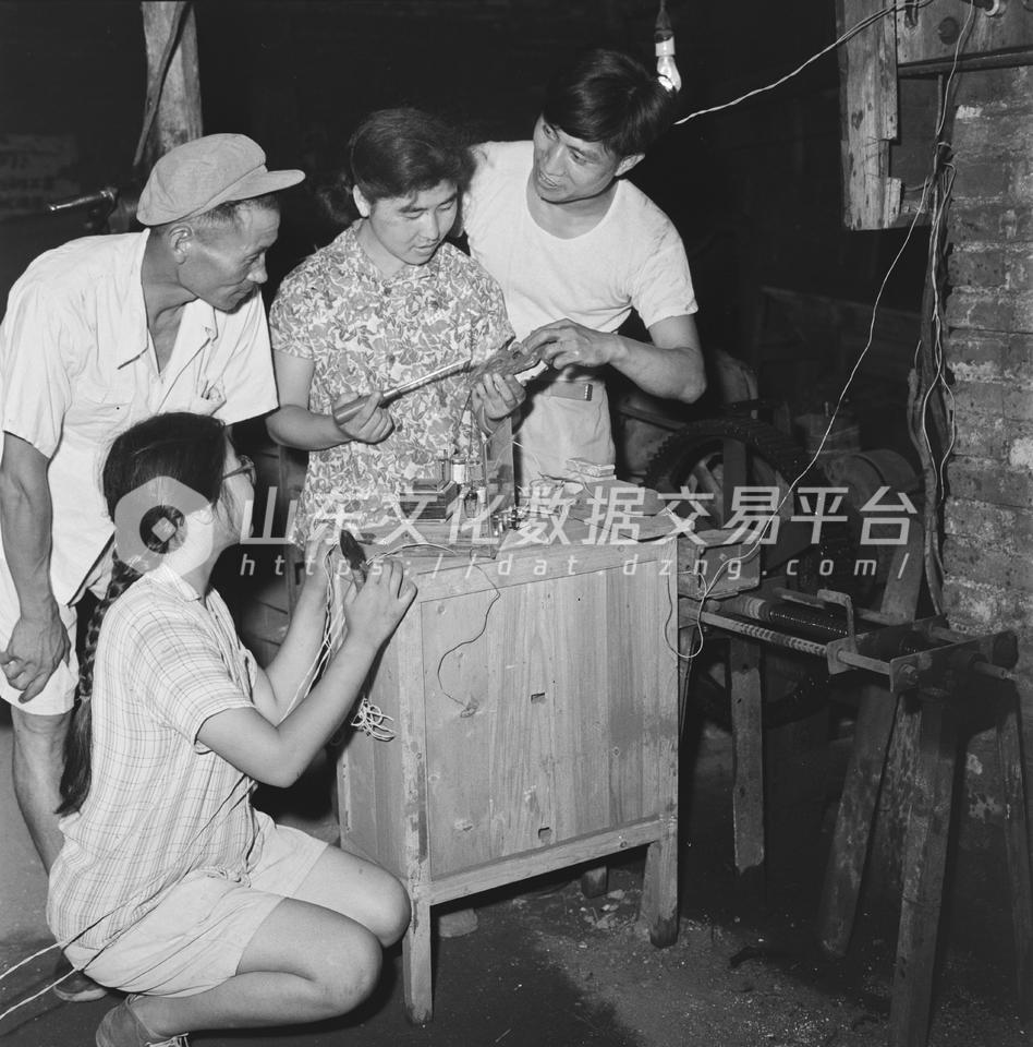 山东大学师生深入工厂三结合学习促生产，贯彻教育和劳动结合方针。