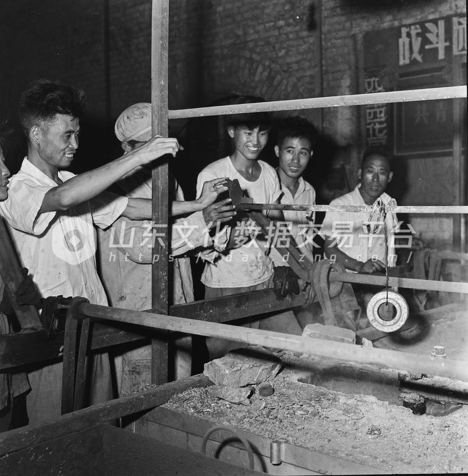 济南汽车制造厂干部、技术员和工人三结合进行技术革新运动。