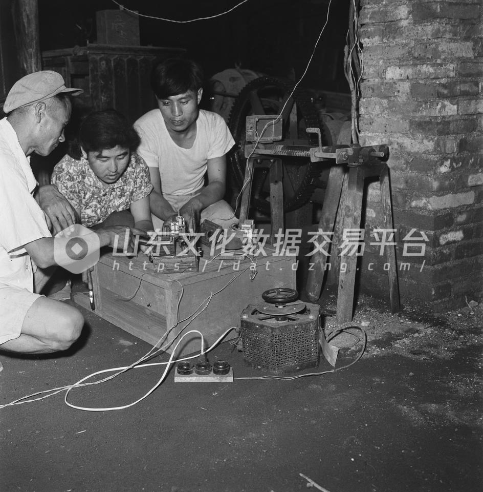 山东大学师生深入工厂三结合学习促生产，贯彻教育和劳动结合方针。