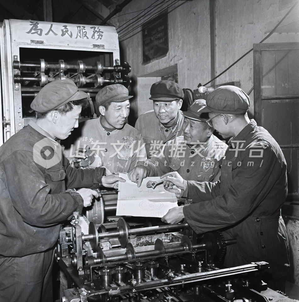 济南火柴厂研究试制全纸火柴机。