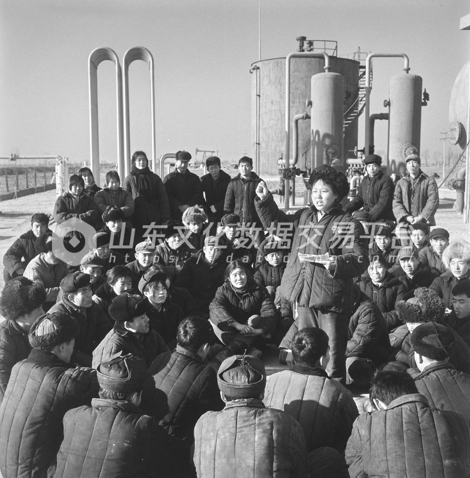 胜利油田采油四队三八井组组长仆朝华发言。