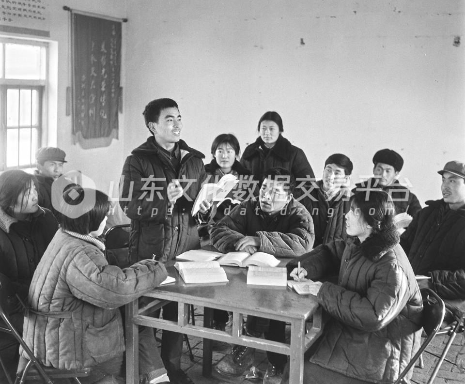 胜利油田采油四队理论小组工人认真学习马列著作和毛主席著作。