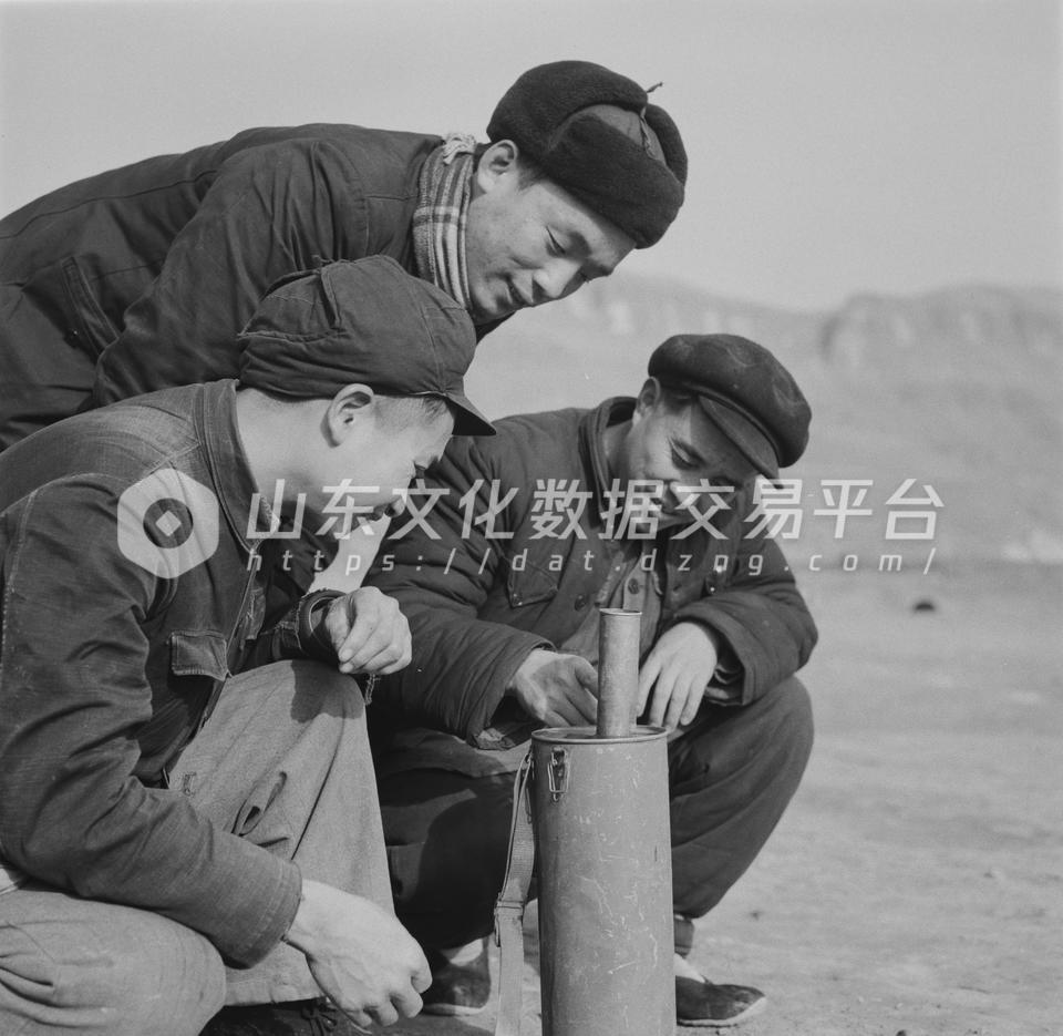 卧龙山水库土法测验土质。